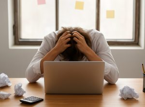 Burnout atinge mais mulheres no Brasil e pode causar dor no peito