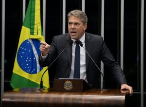 Flávio sobe à tribuna do Senado e cobra impeachment de Moraes imediatamente