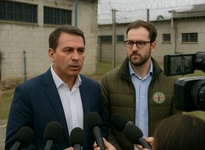 Flávio visita Filipe Martins na prisão e acusa Moraes de comandar “gabinete da perseguição”