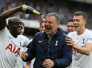 FOTOS: Tottenham festeja vaga na Liga com champanhe e banho no técnico