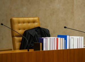 Gilmar Mendes é acusado de desviar atenção dos problemas do STF